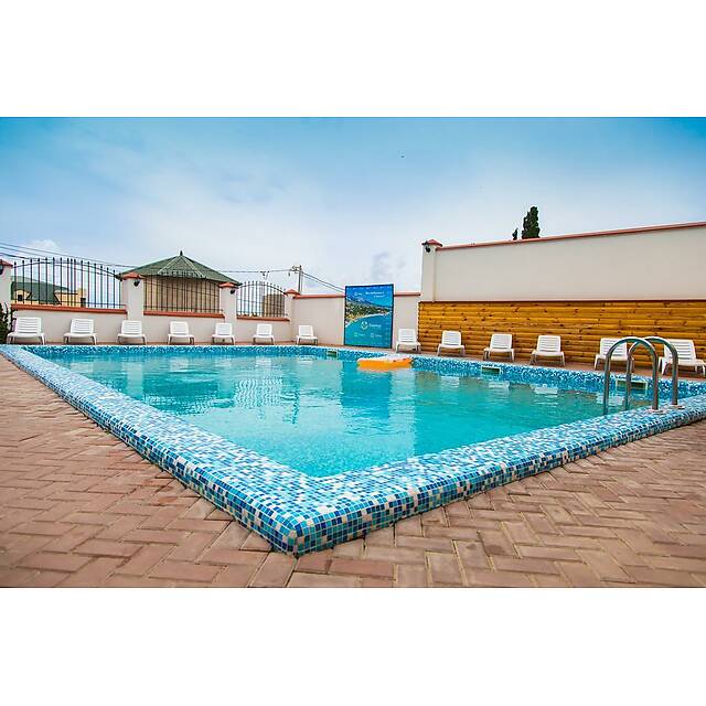 Уличный бассейн гостиница