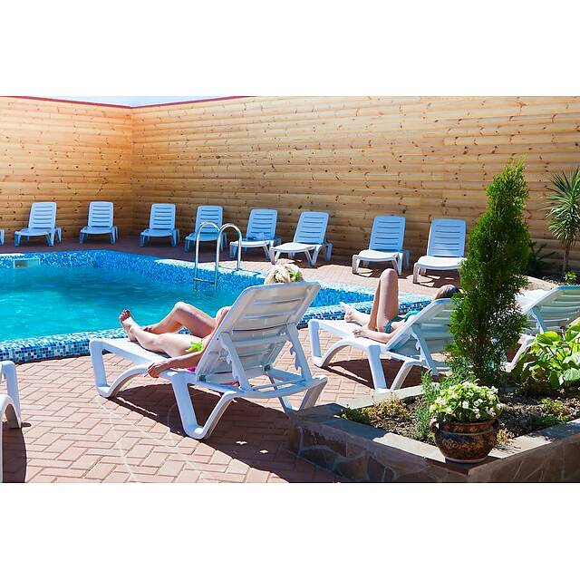 Уличный бассейн гостиница