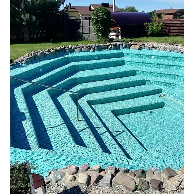 Уличный бассейн из стеклянной мозаики