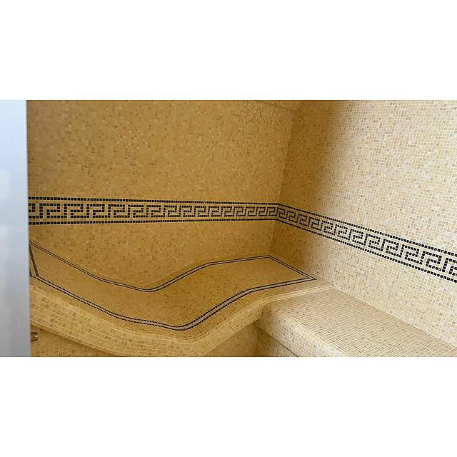 Маленький бежевый хаммам из мрамора с коричневым бордюром