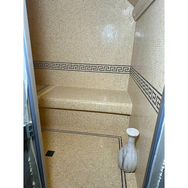 Маленький бежевый хаммам из мрамора с коричневым бордюром