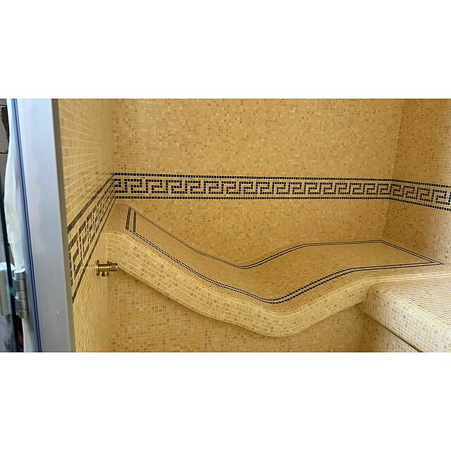 Маленький бежевый хаммам из мрамора с коричневым бордюром