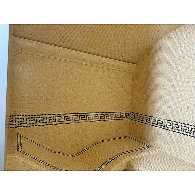 Маленький бежевый хаммам из мрамора с коричневым бордюром