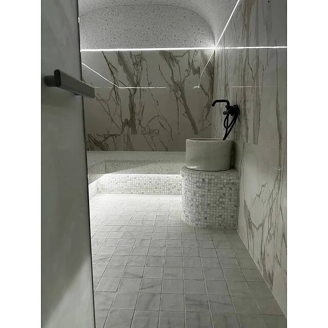 Хаммам из белого мрамора с прожилками