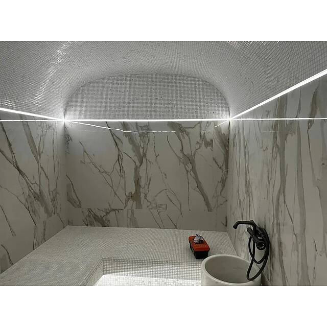 Хаммам из белого мрамора с прожилками