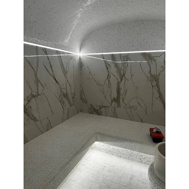 Хаммам из белого мрамора с прожилками