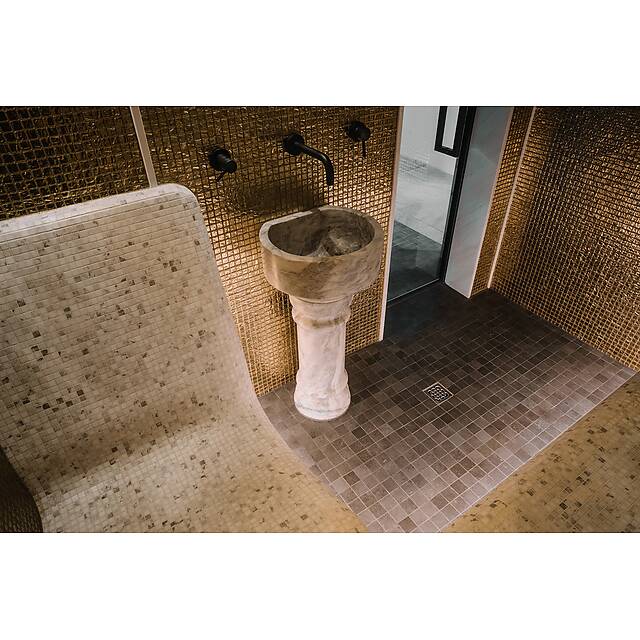 Бело-золотой хамам из ракушки, стекла и мрамора