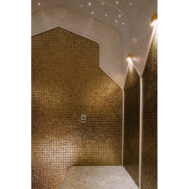 Бело-золотой хамам из ракушки, стекла и мрамора