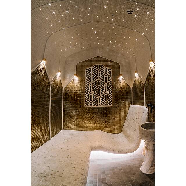 Бело-золотой хамам из ракушки, стекла и мрамора