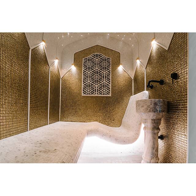 Бело-золотой хамам из ракушки, стекла и мрамора