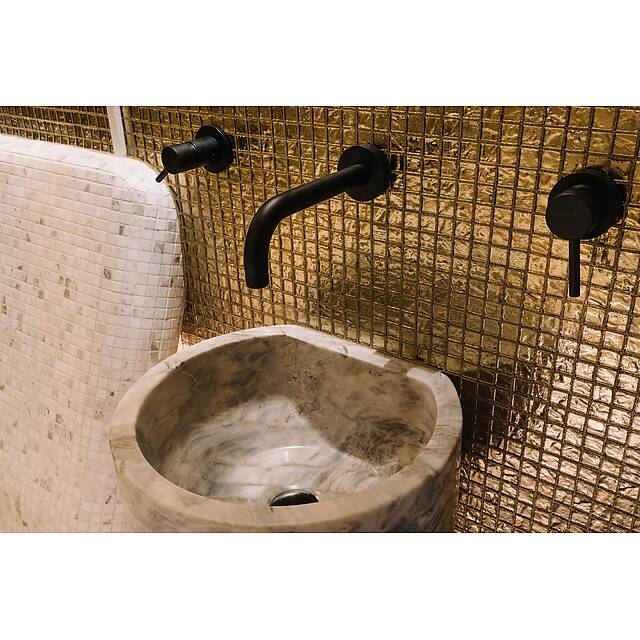 Бело-золотой хамам из ракушки, стекла и мрамора