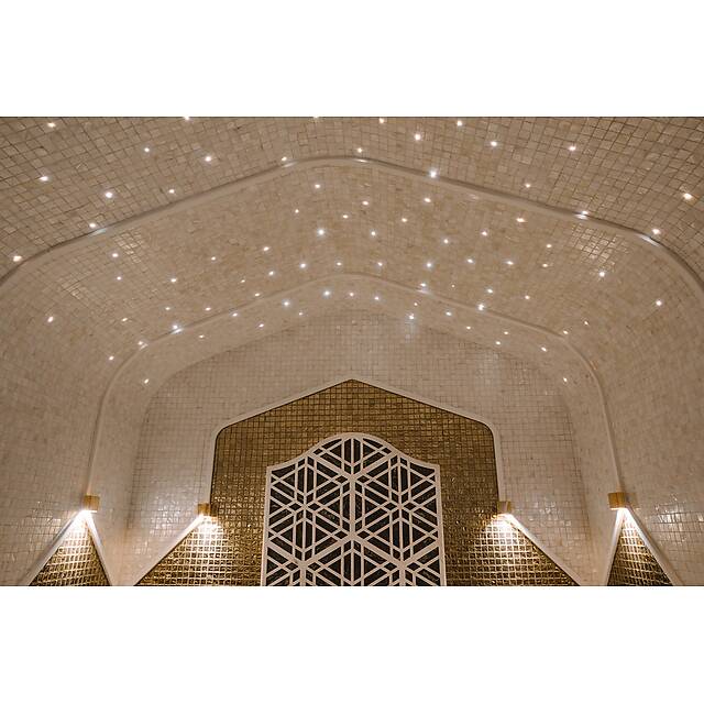 Бело-золотой хамам из ракушки, стекла и мрамора