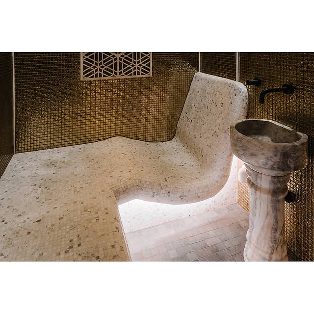 Бело-золотой хамам из ракушки, стекла и мрамора