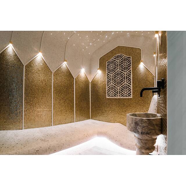 Бело-золотой хамам из ракушки, стекла и мрамора