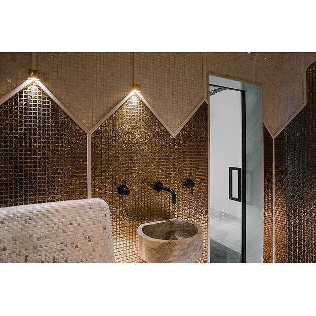 Бело-золотой хамам из ракушки, стекла и мрамора