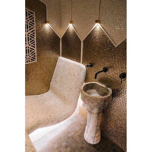 Бело-золотой хамам из ракушки, стекла и мрамора