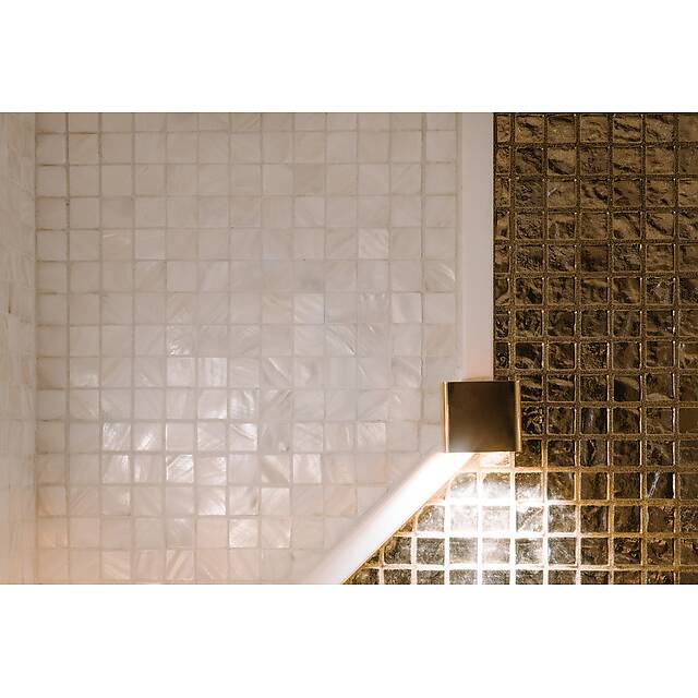 Бело-золотой хамам из ракушки, стекла и мрамора