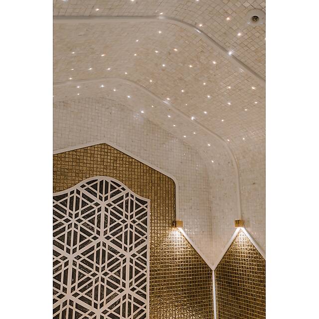 Бело-золотой хамам из ракушки, стекла и мрамора