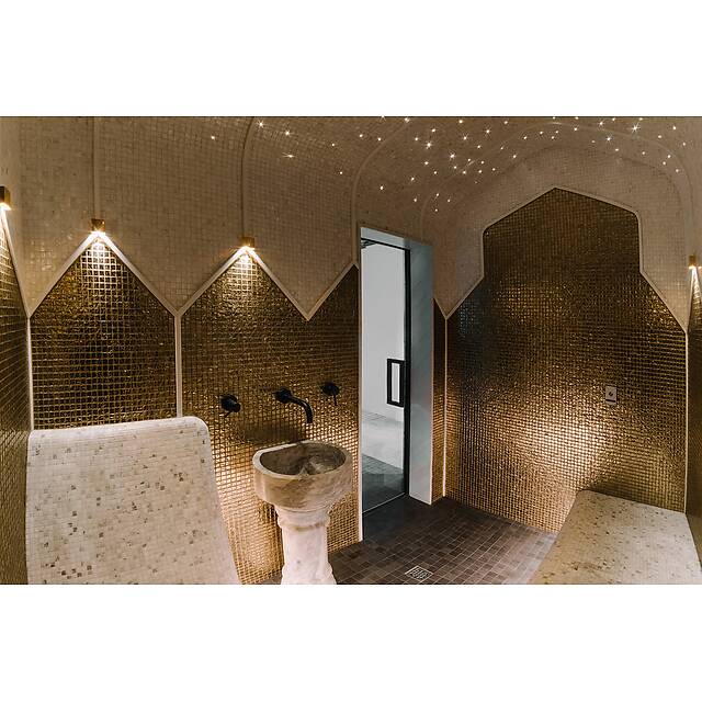 Бело-золотой хамам из ракушки, стекла и мрамора