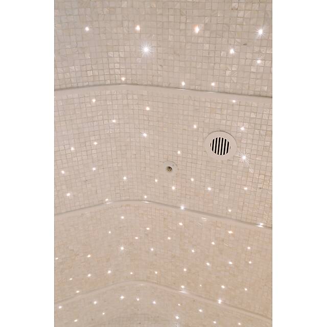 Бело-золотой хамам из ракушки, стекла и мрамора