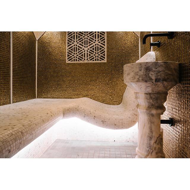 Бело-золотой хамам из ракушки, стекла и мрамора