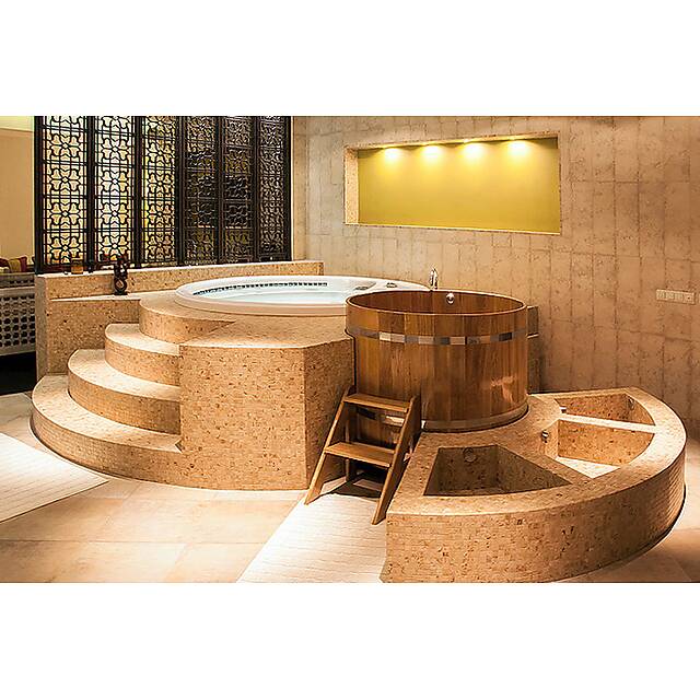 Джакузи из бежевой мозаики