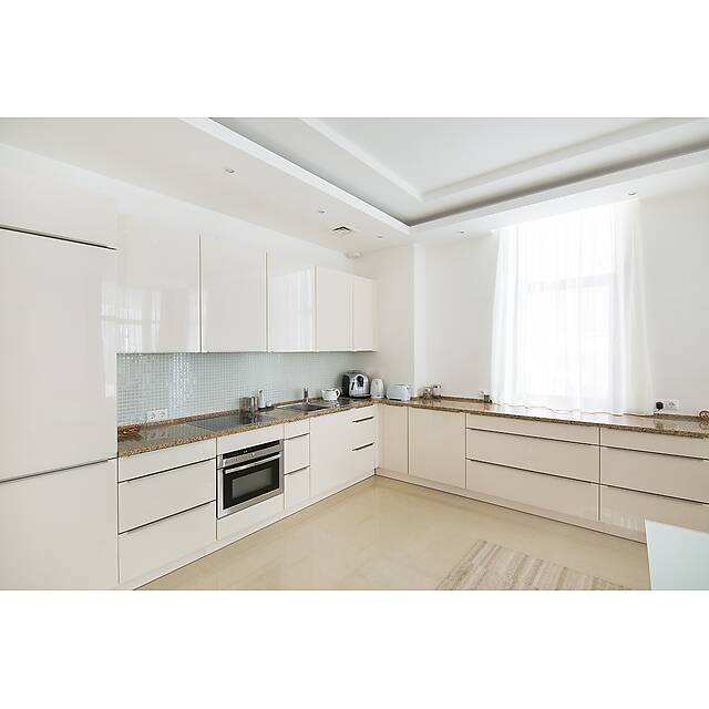 Белая кухня, фартук из белой мозаики