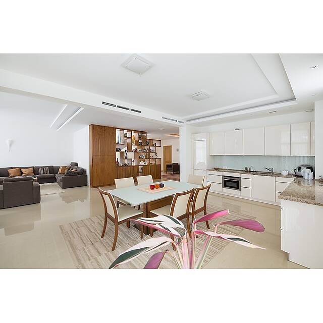 Белая кухня, фартук из белой мозаики