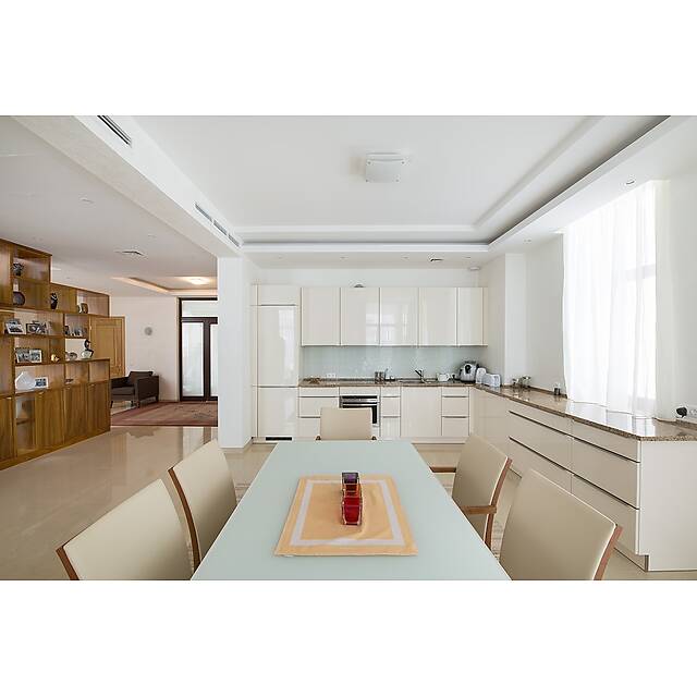 Белая кухня, фартук из белой мозаики