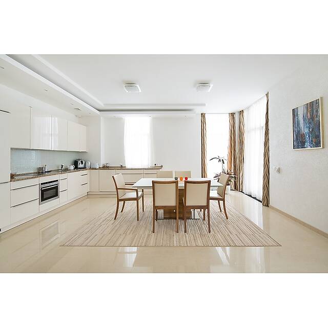 Белая кухня, фартук из белой мозаики