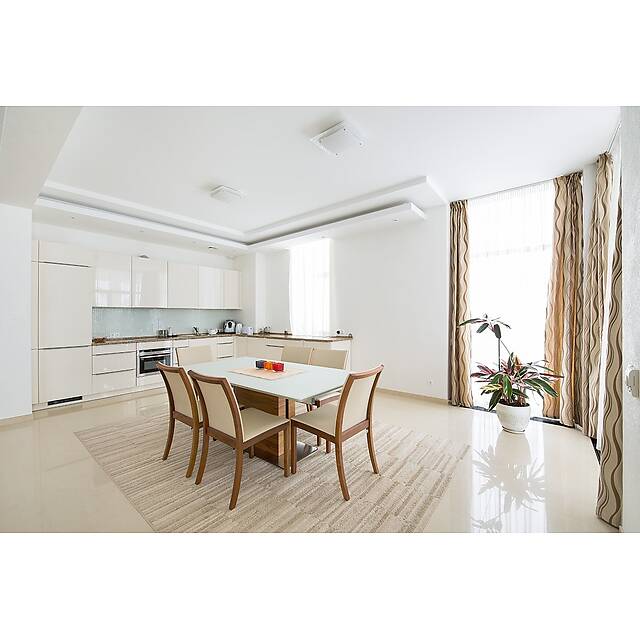 Белая кухня, фартук из белой мозаики