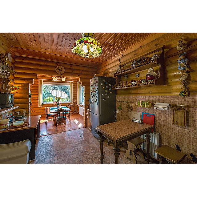 Кухня с коричневой мозаикой из камня