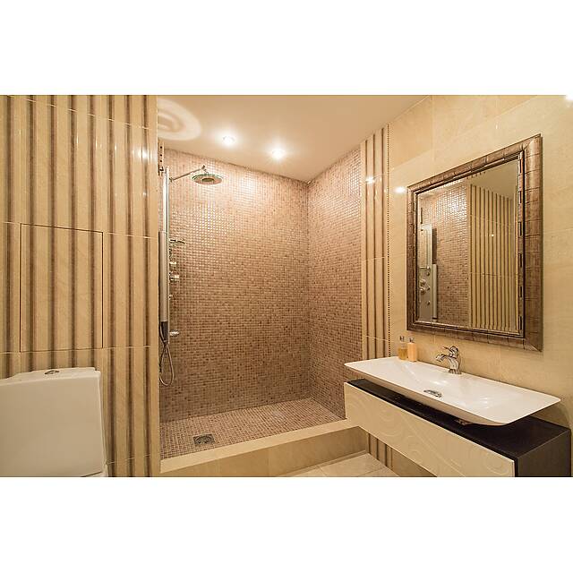 Душевая стеклянная мозаика рельефная бежевая