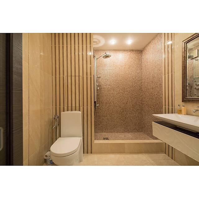 Душевая стеклянная мозаика рельефная бежевая