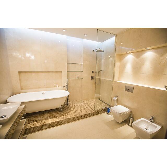 Ванная комната стеклянная мозаика под дерево