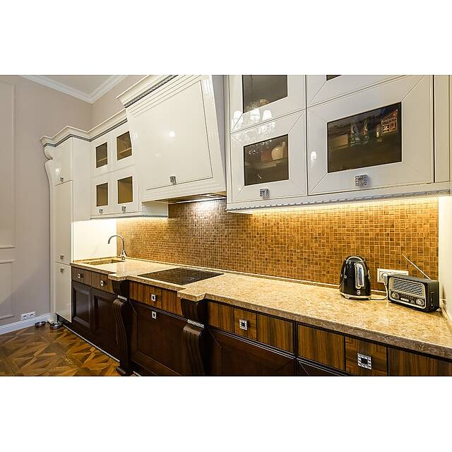 Кухня стеклянная мозаика под дерево