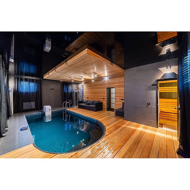 Бассейн из голубой стеклянной мозаики