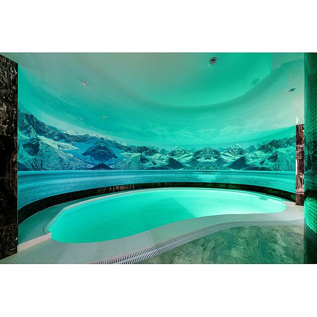 Бассейн с испанской мозаикой