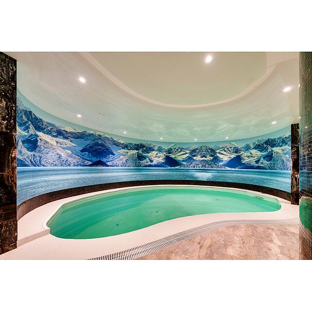 Бассейн с испанской мозаикой