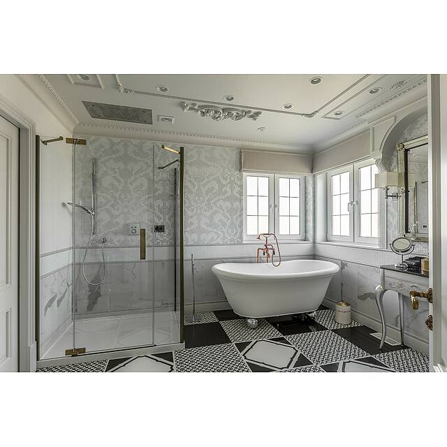 Ванная комната с мозаичным панно