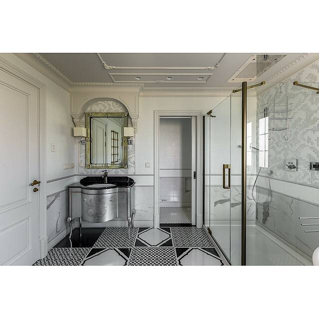 Ванная комната с мозаичным панно