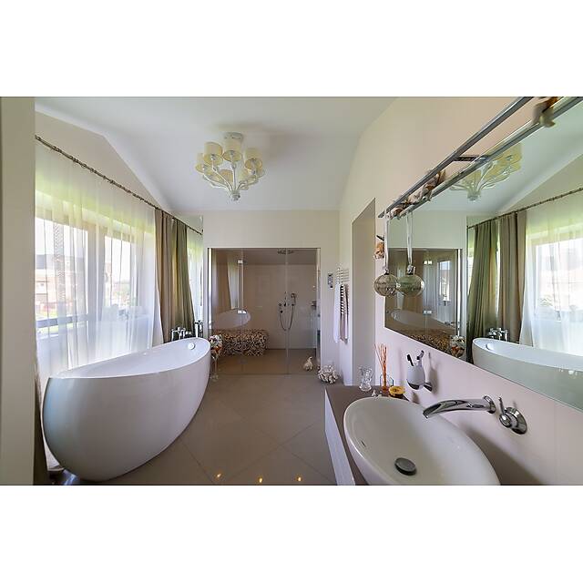 Ванная комната с бежевой мозаикой