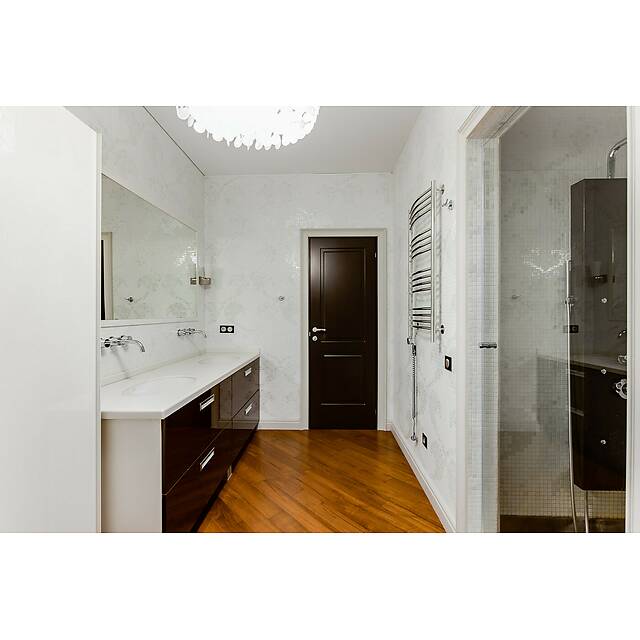 Ванная комната с белым мозаичным панно