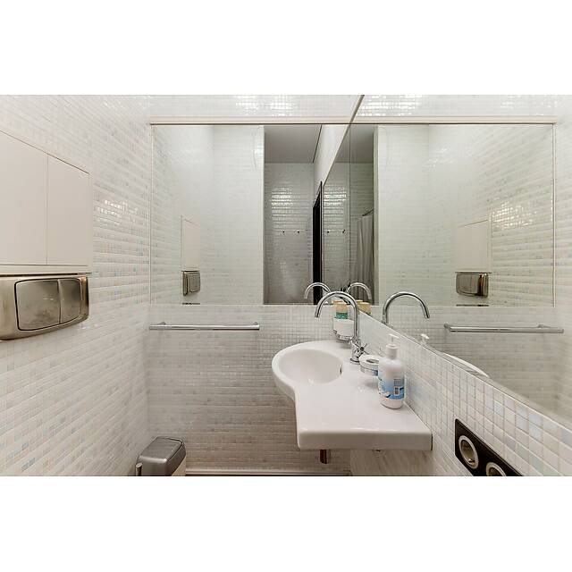 Ванная комната с белым мозаичным панно