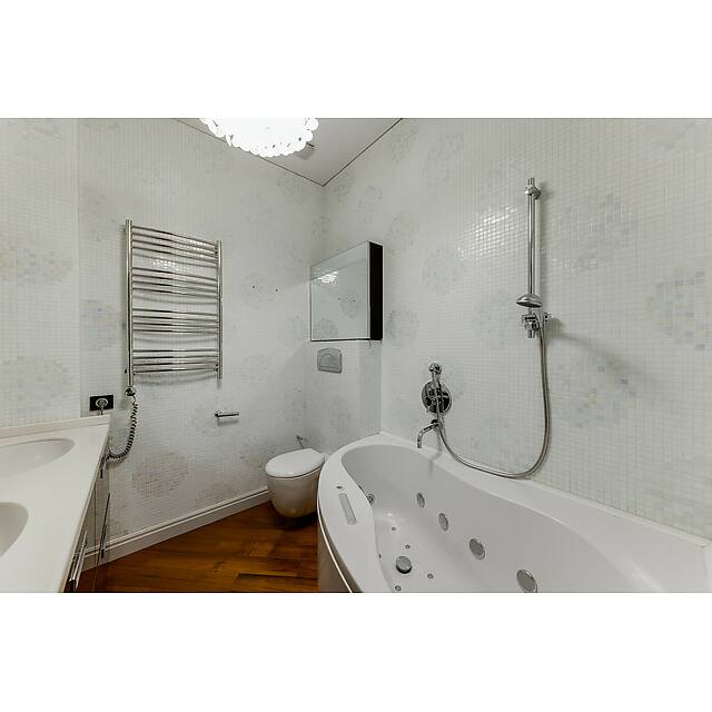 Ванная комната с белым мозаичным панно