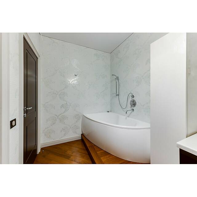 Ванная комната с белым мозаичным панно