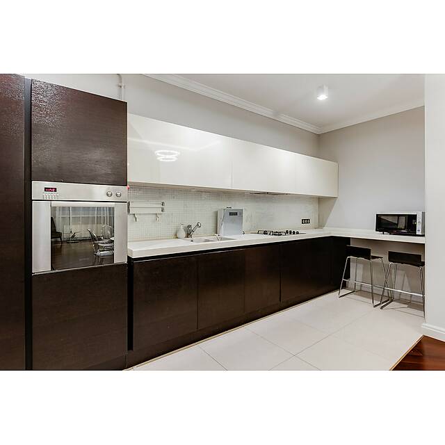 Кухня фартук с белой мозаикой с перламутром, серия Iris