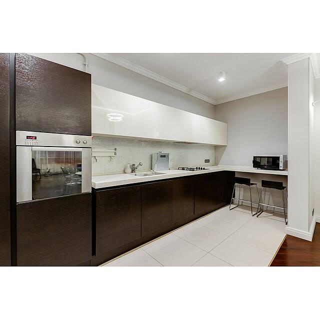 Кухня фартук с белой мозаикой с перламутром, серия Iris