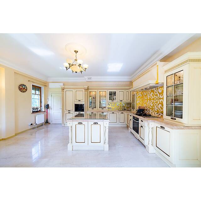 Кухня с мозаичным панно