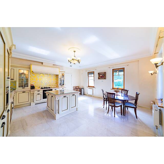 Кухня с мозаичным панно